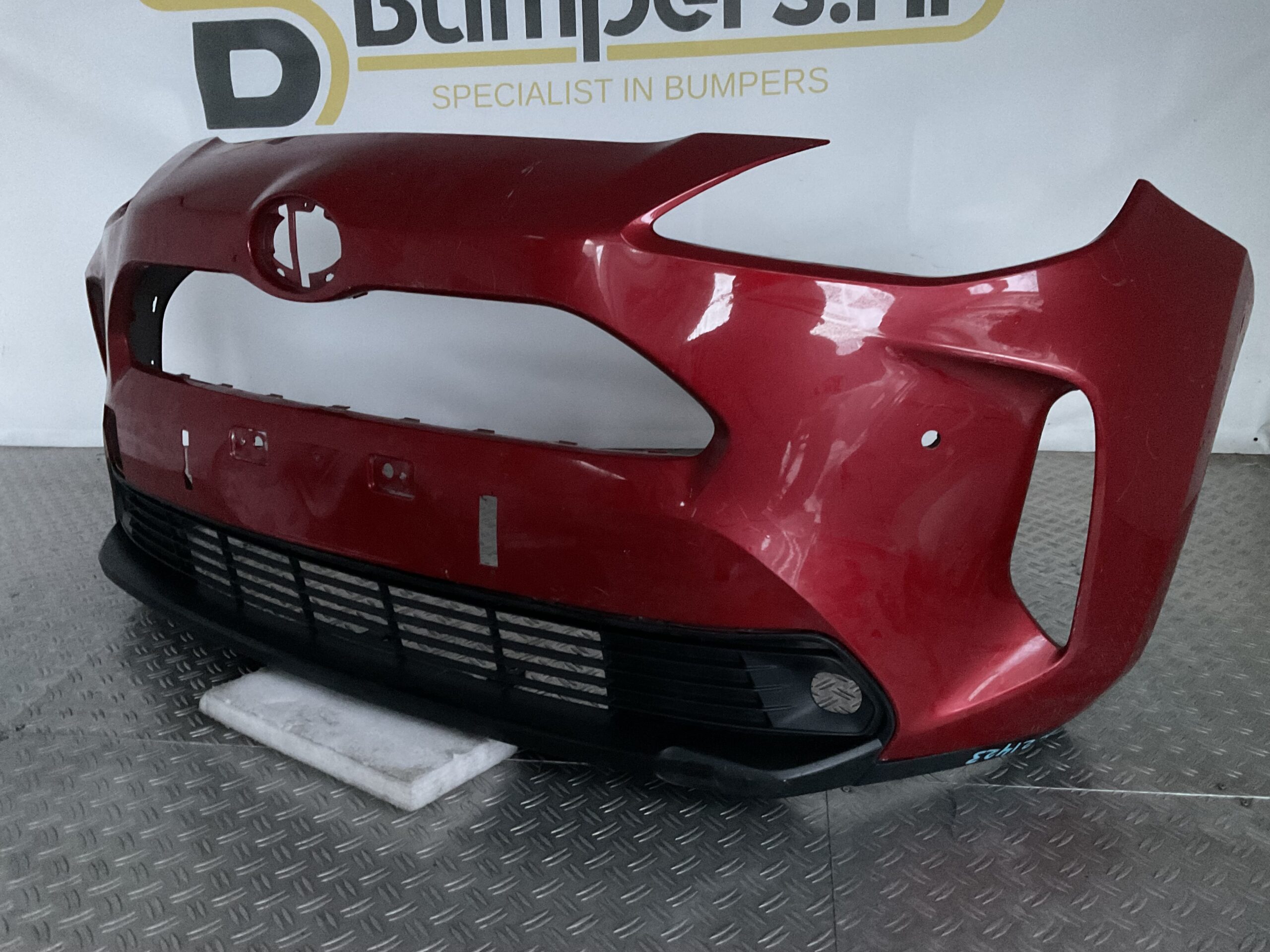 Bumper Toyota Yaris Cross 20-25 pdc 52119-0DC20 Voorbumper D5-17216z